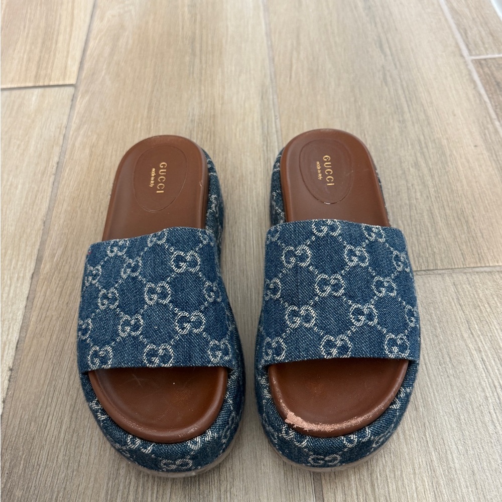 Gucci Slides Women's platform slide sandal
Blue and ivory GG Denim - Size 7